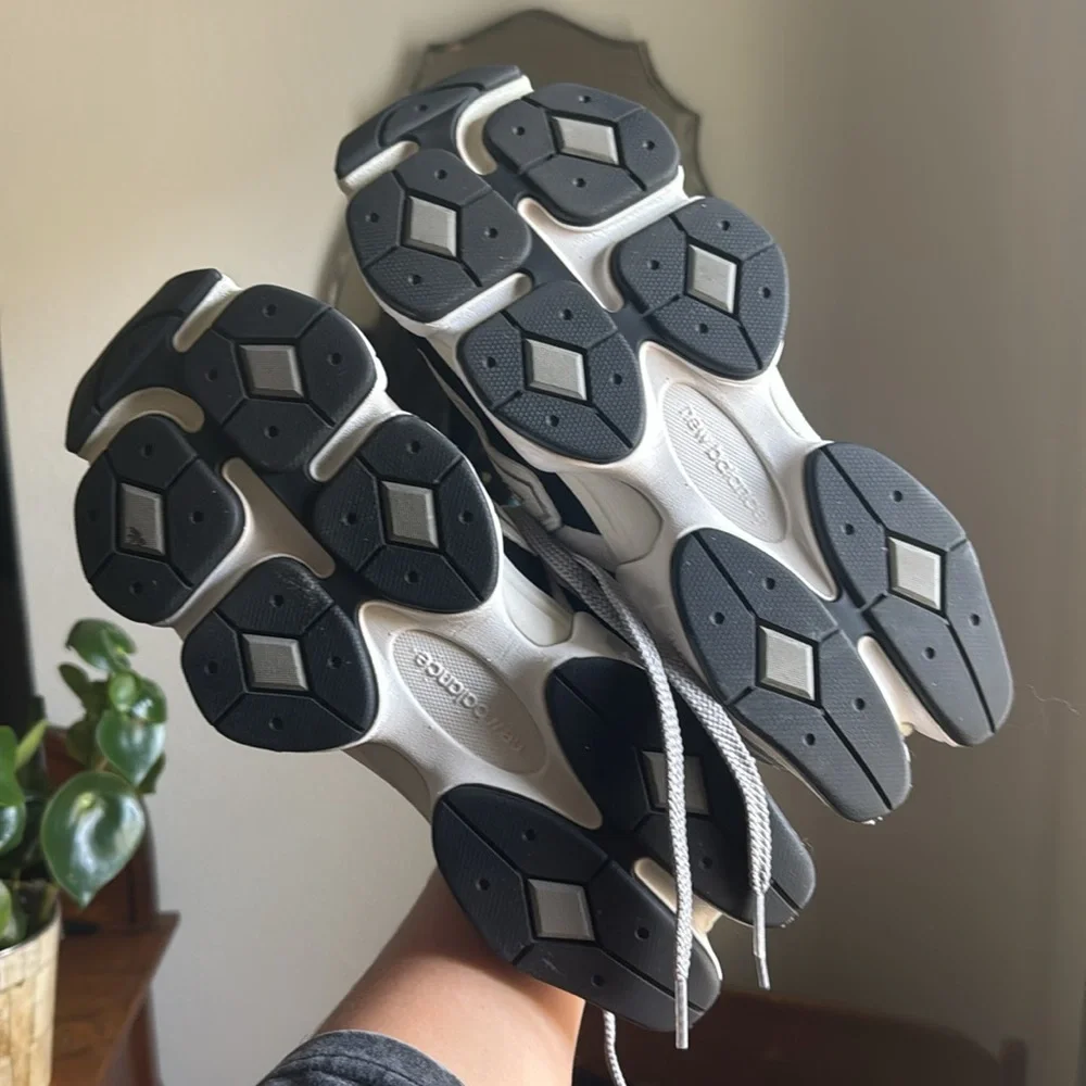 New Balance 9060 Like New - Picture 2 of 5